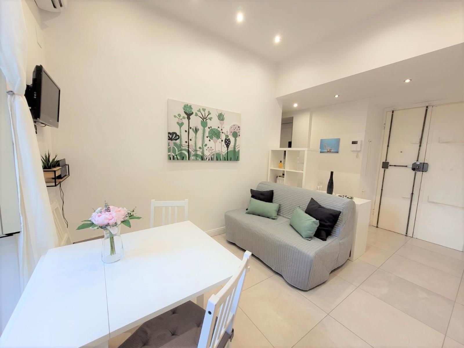 Apartment Castro Pretorio -1st Floor Of Historic Mansion With Lift, Comfortable, Baby Friendly, Bike Parking, Quiet And Guarded Area In Front Of Officers Headquarters 5 Minutes Walk From Termini Railway & Metro Station - Genuine Guest Care In 4 Lang