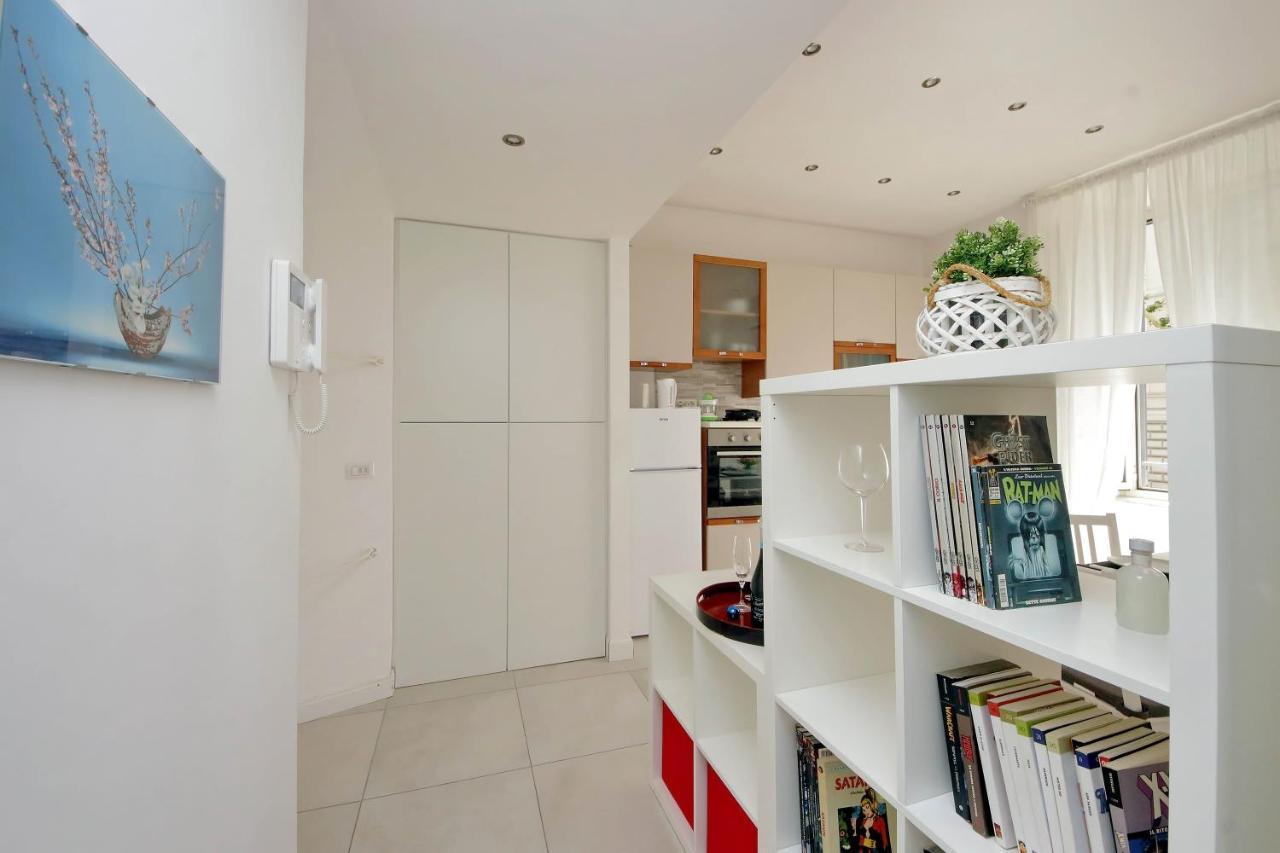 Apartment Castro Pretorio -1st Floor Of Historic Mansion With Lift, Comfortable, Baby Friendly, Bike Parking, Quiet And Guarded Area In Front Of Officers Headquarters 5 Minutes Walk From Termini Railway & Metro Station - Genuine Guest Care In 4 Lang Rom
